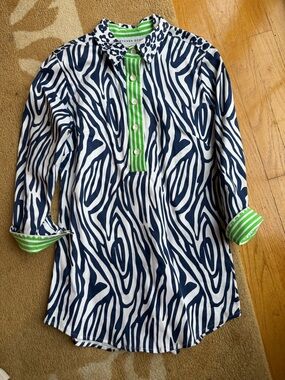 Gretchen Scott Navy and White Animal Print tunic, Green accents.. Like new!